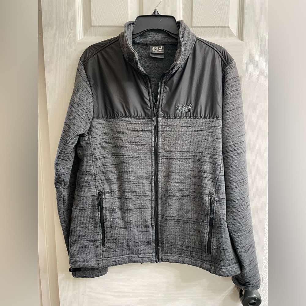 Men’s extra large Jack Wolfskin zip up outdoor winter jacket Gray
